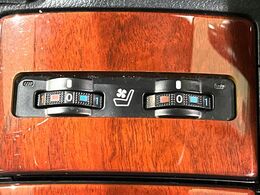 【シートベンチレーション】夏場は涼しい風でお尻や背中の熱やムレを防ぎ、冬はエアコンよりも早く温まってポカポカに！季節を問わず快適に過ごせます。