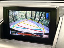 【バックカメラ】駐車時に後方がリアルタイム映像で確認できます。大型商業施設や立体駐車場での駐車時や、夜間のバック時に大活躍！運転スキルに関わらず、今や必須となった装備のひとつです！