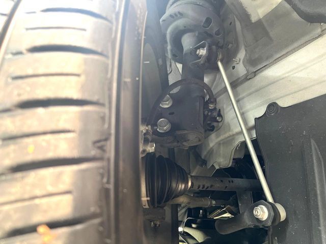 お車を安心してお乗りいただく為には、足回りの定期点検が欠かせません。サービスサポート（有償保証）では無料点検もご提供しており、安心のカーライフをお過ごしいただけるサポート体制が整っています。