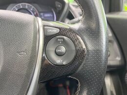 【クルーズコントロール】高速道路もラクラク走行。アクセルを離しても一定速度で走行ができ、長距離運転時の負担を軽減！加速・減速も簡単なスイッチ操作で調整できます。