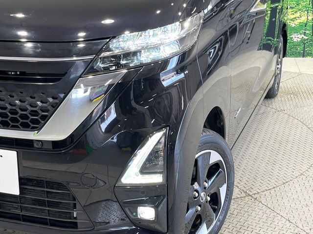 【LEDヘッドライト】悪天候や夜間走行時も良好な視界を確保し安心して運転できる高輝度LEDヘッドライトを装備！点灯速度が早く、消費電力も抑えられています。