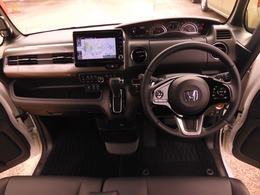 視界広々で非常に運転しやすくロングドライブでも疲れを感じさせないすっきりとまとまったインパネ周りです。