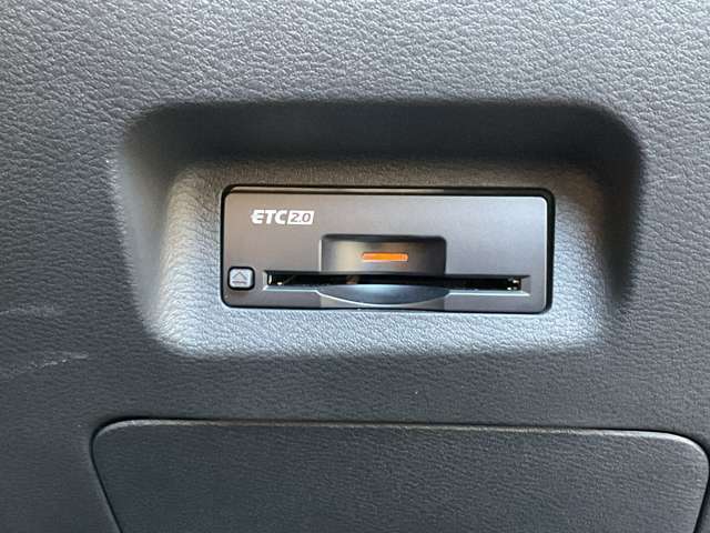 ETC2.0を装備。DSRC通信方式によって双方向通信することでカーナビと高速道路がリアルタイムに情報連携して、便利で快適なドライブ体験を提供します。