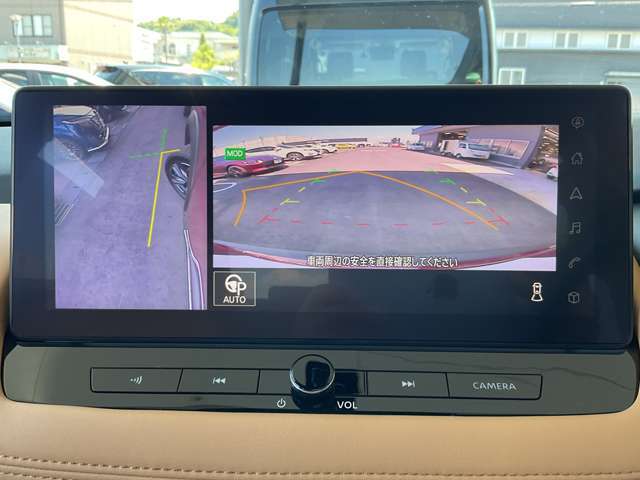 画像の左側は運転席から見ることのできないフロント左側を映している画像です、狭い道や幅寄せ時に便利です。