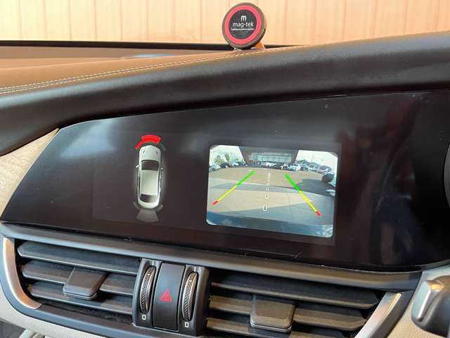 輸入車ディーラー採用のドライブレコーダーも選べます。万が一の事故の際のお守りとしていかがでしょうか？その他様々なオプションをご用意しております。
