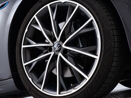 20インチテセオホイール＆ブラックブレーキキャリパーを装備。スポーティなギブリのデザインにさらにアクセントを追加。