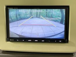 【バックカメラ】駐車時に後方がリアルタイム映像で確認できます。大型商業施設や立体駐車場での駐車時や、夜間のバック時に大活躍！運転スキルに関わらず、今や必須となった装備のひとつです！