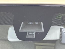 【スズキレーダーブレーキサポート】走行中に前方の車両等を認識し、衝突しそうな時は警報とブレーキで衝突回避と被害軽減をアシスト。より安全にドライブをお楽しみいただけます。