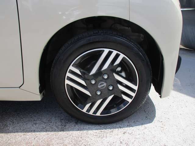 日産純正のアルミホイールが装着されてます。ボディデザインとマッチしておりカッコイイですね。