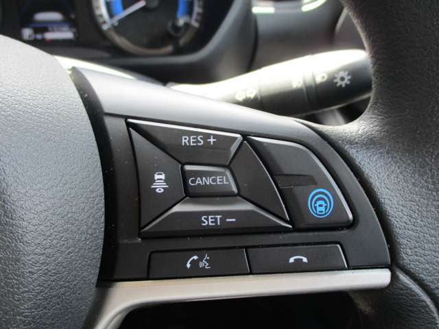 話題の運転支援装置プロパイロットが搭載されてます。アクセル、ブレーキ、ハンドルの操作をクルマがアシストしてくれます。