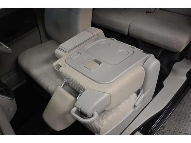 シートテーブル装備！車内での軽食などにテーブルとして利用できます♪