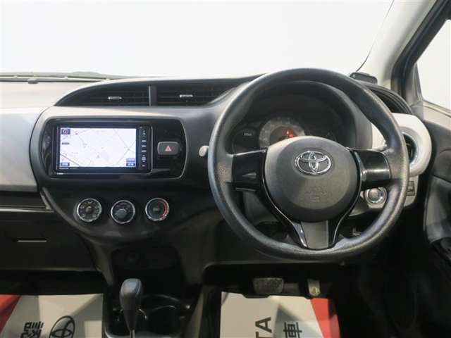 運転に集中しやすいコックピット。視線を前方に誘導する、トップマウントメーターを起点とし、安全確認がしやすく、運転に集中できる構成に。最大限走りの良さを楽しむことができます。