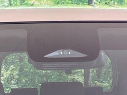 【トヨタセーフティセンス】走行中に前方の車両等を認識し、衝突しそうな時は警報とブレーキで衝突回避と被害軽減をアシスト。より安全にドライブをお楽しみいただけます。