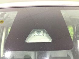 【スマートアシスト】走行中に前方の車両等を認識し、衝突しそうな時は警報とブレーキで衝突回避と被害軽減をアシスト。より安全にドライブをお楽しみいただけます。