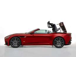 8層の断熱材と防音材を組み合わせたファブリックルーフを装備され、14秒で開くことが出来て16秒でクローズさせられます。