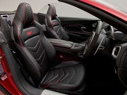 グロスブラック10ツインスポーク21インチアルミホイールを採用しています。ブラックのブレーキキャリパーを採用し、とてもしまったカラーチョイスになります。