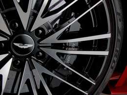 グロスブラック10ツインスポーク21インチアルミホイールを採用しています。ブラックのブレーキキャリパーを採用し、とてもしまったカラーチョイスになります。