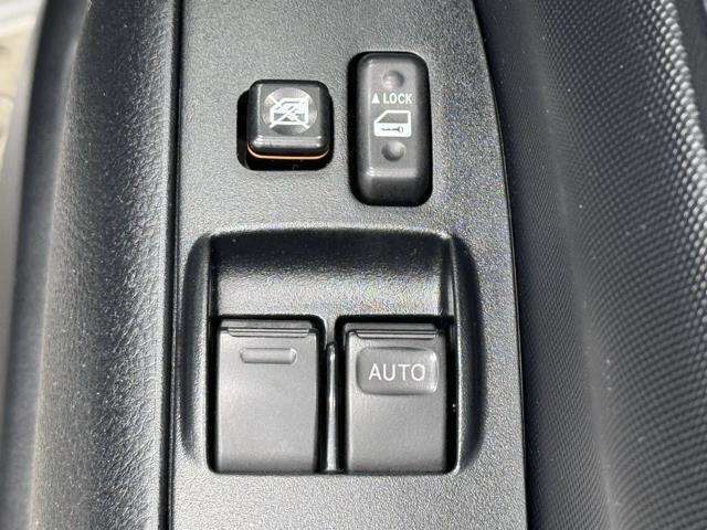 パワーウィンドウのスイッチですよ。　運転席に居ながら窓を開け閉めのコントロールできますよ。　ロック機能で、子供がイタズラして窓を開けるという事も無くなりますよ。