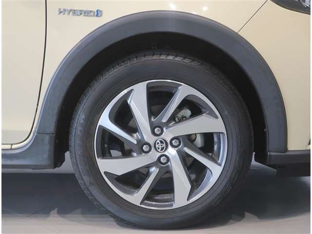 純正のアルミホイール装着車です。タイヤサイズは185/60R16です。