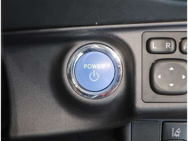 スマートキー装備車なので、キーを取り出さなくてもエンジン始動が可能です。