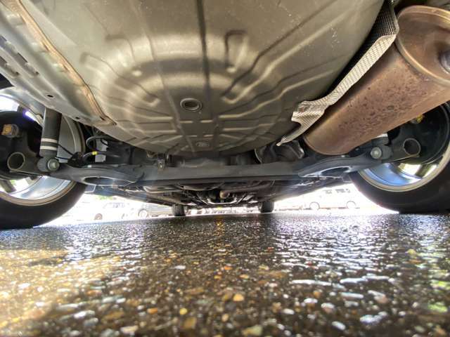 下廻りのサビ止め加工、防錆ハードワックスもご用意してあります！！通常のものよりも厚い塗装で下廻りをしっかりガード！当店で人気のオプションです♪融雪剤などの塩害対策に！！