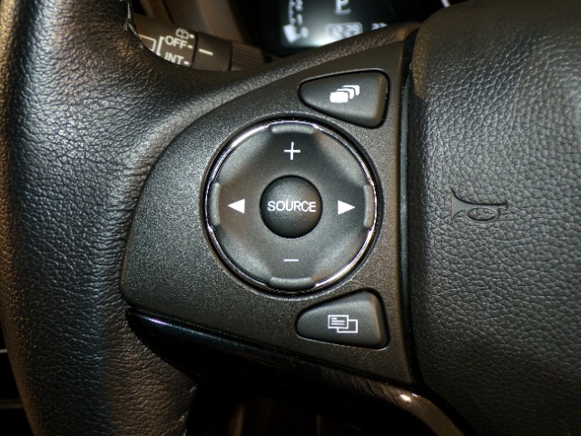 【ステアリングリモコン】ステアリングにオーディオ調節可能なスイッチが装備されていますので運転中でも視線をそらさずにオーディオの調節が可能です！