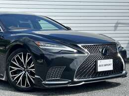 20インチアルミホイールをセットし全体的に黒を基調とした高級感溢れるスタイリングとなっております！