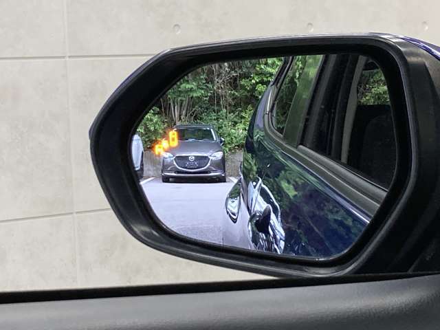 後方から車両が接近してくるとマークが光って報せてくれるので安心♪