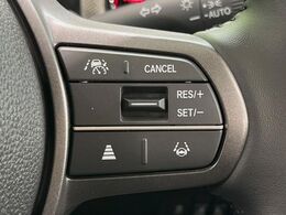 【アダプティブクルーズコントロール】高速道路での長距離走行が楽に！！自動で速度を保つクルーズコントロールが、衝突軽減システムと連携し、前方の車両を感知して車間を保つように速度調節してくれます！！