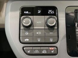 【オートエアコン】一度お好みの温度に設定すれば、車内の温度を検知し風量や温度を自動で調整。暑い…寒い…と何度もスイッチ操作をする必要はありません。快適な車内空間には必須の機能ですね♪