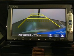 リバースギアに入れるだけで後方の表示へ切り替わります。夜間や雨の日の駐車も楽になりますよ。