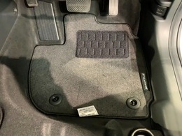 新品の純正フロアマット付きです。ドライブの際に気分良く乗って頂けます。