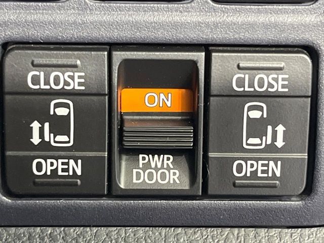 【両側パワースライドドア】スマートキーや運転席のスイッチで後席両側スライドドアの開閉が可能♪電動だから力を入れてドアを開ける必要が無く、小さなお子様でも簡単に開け閉めでき快適です♪