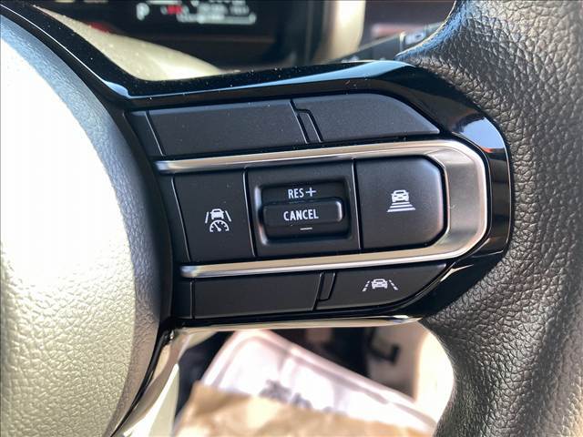 【アダプティブクルーズコントロール】予め設定した速度で定速走行。先行車に近づいたら、システムが先行車との距離や速度差を測定し、自動的に加減速。適切な車間距離を維持しながら追従走行します。