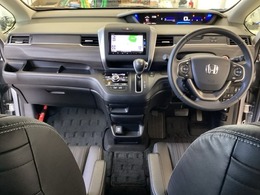 車内は光触媒抗菌消臭施工済です。インパネ周りはスタイリッシュなデザインです。グローブボックスやカップホルダーのほかにトレーなどたくさんの収納スペースが付いています。