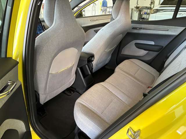 いざという時、長い荷物を積む際はセダンでもリアシートを倒す事が可能でございます。