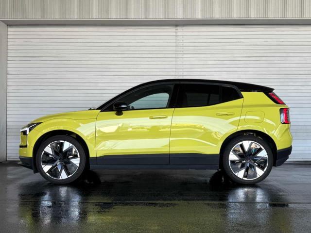 「VOLVO　SELEKT　APPROVED　CAR」は、新車登録より6年未満および走行距離60，000km以内の車両の中からチェックのもと内外装機関において一定の基準をクリアしたボルボ認定中古車です