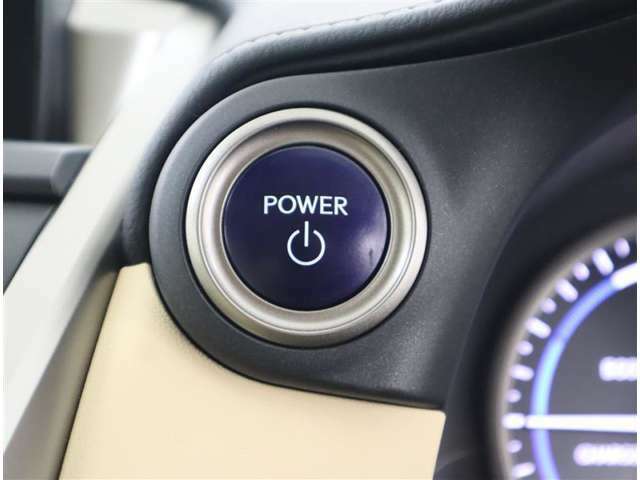 《エンジン始動パワースイッチ》エンジン起動はブレーキを踏みながらパワースイッチを押すだけです。カバンやポケットに携帯していればスマートキーを取り出す必要もないので便利ですね！