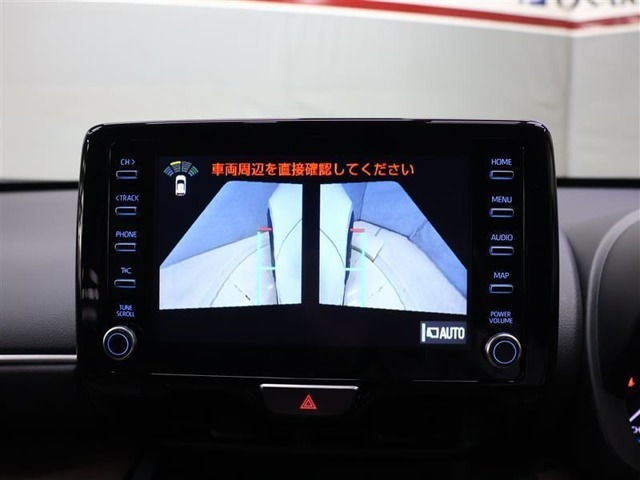 左右のドアミラーに設置されたカメラからの映像を表示し、路肩への幅寄せや狭い路地でのすれ違いなど、車両側方の安全確認や接触回避の操作をサポートするモードでドアミラー格納状態でも映し出せます。