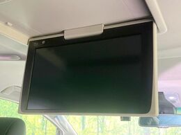 【フリップダウンモニター】家族や友人とお出かけする機会が多い方に大人気のフリップダウンモニター！大画面モニターで車内はエンタメ空間！退屈しがちな長距離ドライブも楽しい時間に変わります！
