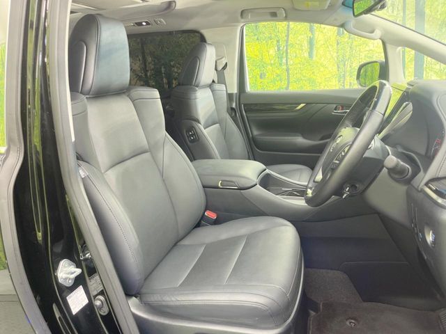 運転席シート廻りは使用感も少なく、良好な状態となっています。前オーナー様が丁寧に使っていたことがよくわかりますね。