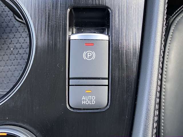 信号待ちなどでブレーキから足を離しても停車を維持してくれるオートブレーキホールド＆スイッチを引き上げるだけでパーキングブレーキがかけられる電動パーキングブレーキ