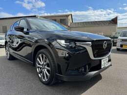 昼間でもデイライトを装着する主な目的は、対向車や歩行者に車の接近を知らせるためです。 見通しの悪い交差点や狭い道、曲がり角などでも車の存在を認識しやすくできるため、交通事故の防止が期待できます