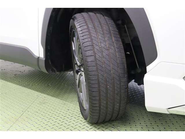 タイヤサイズ　225/50R18。
