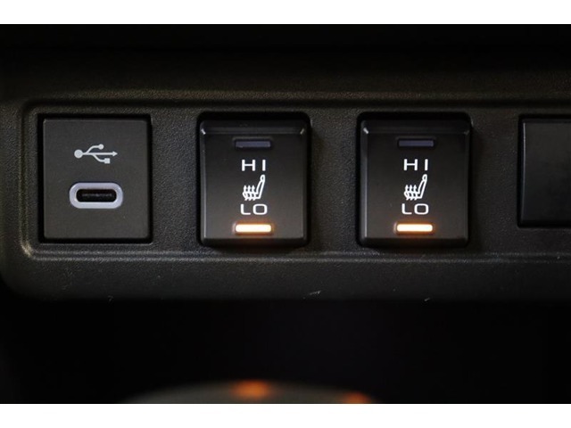 USBポートが装備されています。iPhoneやスマートフォンを繋いで音楽を再生したり、充電したり。車内にあると便利なアイテムのひとつですね！