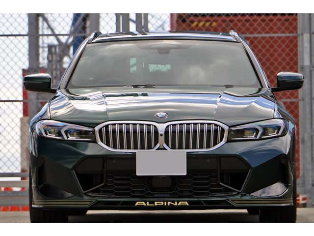 こちらは現行モデル、1オーナーのお車でございます。また、走行距離も9000kmと低走行でございます。