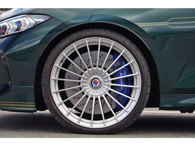 新車保証が令和8年6月まで残っております。ディーラー様にて購入された際と同等の保証をお受けいただけます。
