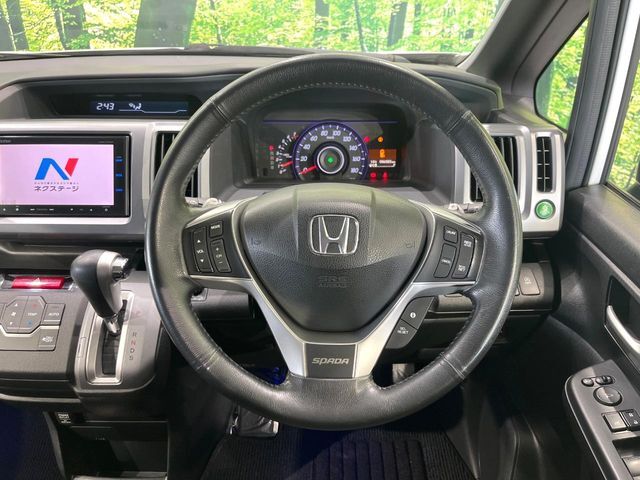 【純正革巻きステアリング】上質な革を使用することで、手にしっかり馴染みとても運転しやすいハンドルです♪