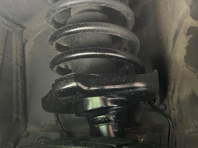 お車を安心してお乗りいただく為には、足回りの定期点検が欠かせません。サービスサポート（有償保証）では無料点検もご提供しており、安心のカーライフをお過ごしいただけるサポート体制が整っています。