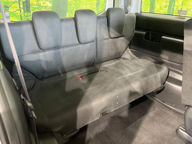 床下収納式のサードシートです。座席部分をコンパクトに収納でき、広大な荷室スペースとしてお使いいただけます！乗車人数や荷物の量など利用シーンに合わせて3列目を有効活用でき、とっても便利♪
